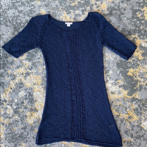 Selling a beautiful blue sweater in good condition - Picture 1 of 2